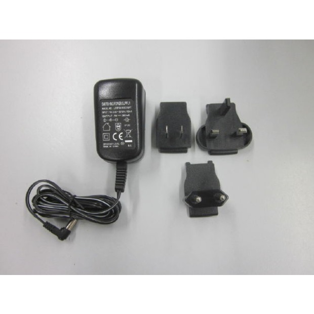 Universal-Netzadapter extern, mit Universaleingang und optionalen Eingangsstecker-Adaptern für CH, EU, GB, USA